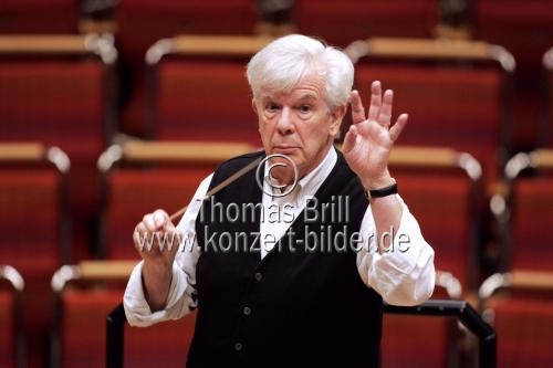 Dirigent Christoph von Dohnanyi leitet das NDR Sinfonieorchester in der Philharmonie Kln (&copy; Thomas Brill)