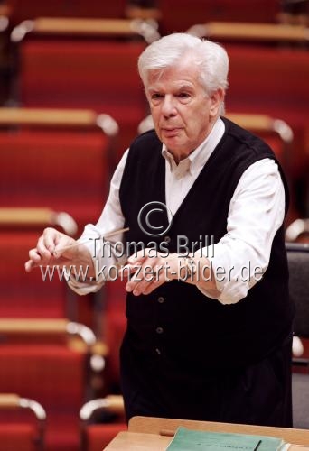 Dirigent Christoph von Dohnanyi leitet das NDR Sinfonieorchester in der Philharmonie Kln (&copy; Thomas Brill)