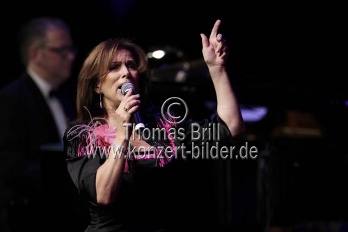 Schwedische Sängerin Sylvia Vrethammar gastiert in Begleitung der Big Band des deutschen Jazz-Musikers Paul Kuhn auf dessen 