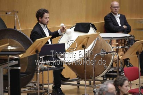 Rumänischer Dirigent Cristian Macelaru leitet das WDR Sinfonieorchester Köln in Begleitung der Sopranistin Emily Hindrichs beim Eröffnungskonzert des Festivals 