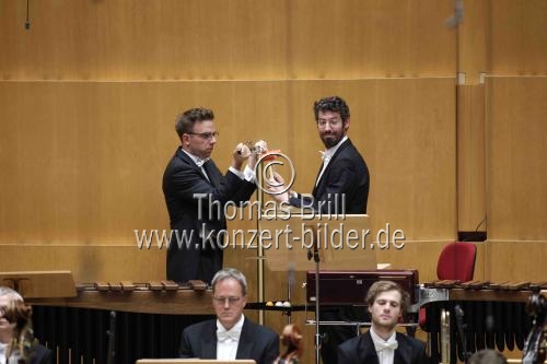 Rumänischer Dirigent Cristian Macelaru leitet das WDR Sinfonieorchester Köln in Begleitung der Sopranistin Emily Hindrichs beim Eröffnungskonzert des Festivals 