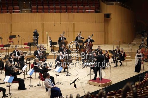 Rumänischer Dirigent Cristian Macelaru leitet das WDR Sinfonieorchester Köln in der Kölner Philharmonie (&copy; Thomas Brill)