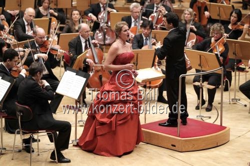 Amerikanische Sopranistin Jacquelyn Wagner gastiert in Begleitung des Gürzenich-Orchester Köln unter der Leitung des argentinischen Dirigenten Alejo Pérez in der Philharmonie Köln (© Thomas Brill)
