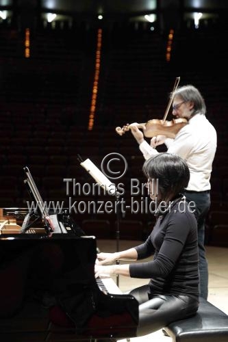 Chinesische Pianistin Yuja Wang gastiert in Begleitung des griechischen Violinisten Leonidas Kavakos in der Kölner Philharmonie (© Thomas Brill)