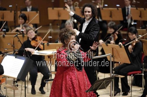 Neujahrskonzert des Gürzenich-Orchester Köln unter der Leitung des französischen Dirigenten Alexandre Bloch in Begleitung der Solisten Matthias Klink (Tenor), Hagen Matzeit (Countertenor), Pablo Ferrández (Violoncello) in der Kölner Philharmonie (© Thomas Brill)