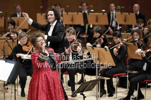 Neujahrskonzert des Gürzenich-Orchester Köln unter der Leitung des französischen Dirigenten Alexandre Bloch in Begleitung der Solisten Matthias Klink (Tenor), Hagen Matzeit (Countertenor), Pablo Ferrández (Violoncello) in der Kölner Philharmonie (© Thomas Brill)