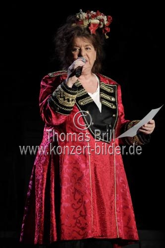 Biggi Wanninger moderiert die Stunksitzung 2017 im E-Werk Köln (© Thomas Brill)