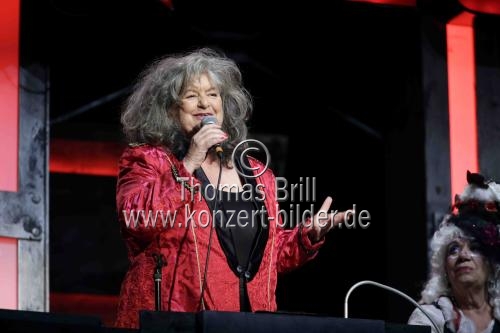 Biggi Wanninger moderiert die Stunksitzung 2022 im E-Werk Köln (&copy; Thomas Brill)