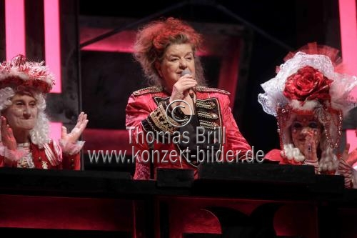 Biggi Wanninger moderiert die Stunksitzung 2019 im E-Werk Köln (© Thomas Brill)