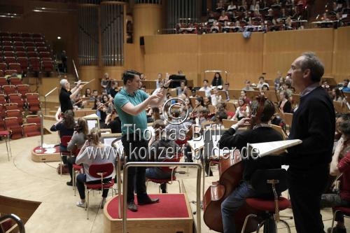 Deutsche Dirigent Thomas Neuhoff leitet das Bundesjugendorchester bei Benjamin Brittens 