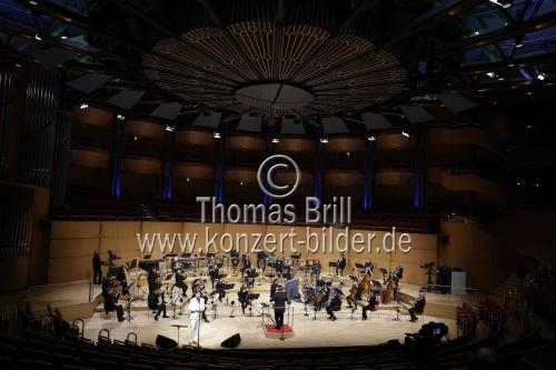 Deutsche Musikkabarettist Bodo Wartke gastiert in Begleitung des WDR Funkhausorchester unter der Leitung des deutschen Dirigenten Enrico Delamboye in der Kölner Philharmonie (&copy; Thomas Brill)