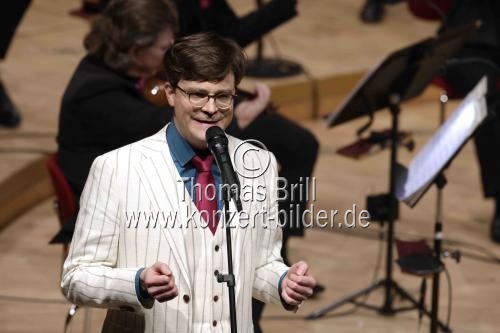 Deutsche Musikkabarettist Bodo Wartke gastiert in Begleitung des WDR Funkhausorchester unter der Leitung des deutschen Dirigenten Enrico Delamboye in der Kölner Philharmonie (&copy; Thomas Brill)