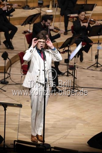 Deutsche Musikkabarettist Bodo Wartke gastiert in Begleitung des WDR Funkhausorchester unter der Leitung des deutschen Dirigenten Enrico Delamboye in der Kölner Philharmonie (&copy; Thomas Brill)