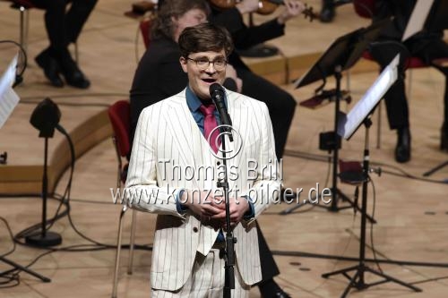 Deutsche Musikkabarettist Bodo Wartke gastiert in Begleitung des WDR Funkhausorchester unter der Leitung des deutschen Dirigenten Enrico Delamboye in der Kölner Philharmonie (&copy; Thomas Brill)