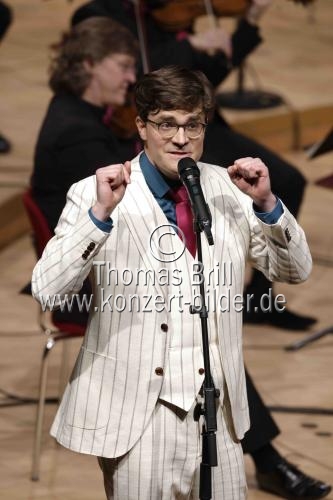 Deutsche Musikkabarettist Bodo Wartke gastiert in Begleitung des WDR Funkhausorchester unter der Leitung des deutschen Dirigenten Enrico Delamboye in der Kölner Philharmonie (&copy; Thomas Brill)
