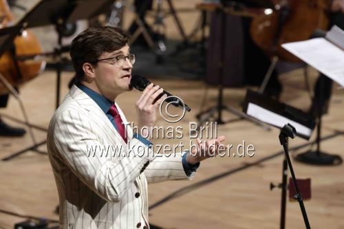 Deutsche Musikkabarettist Bodo Wartke gastiert in Begleitung des WDR Funkhausorchester unter der Leitung des deutschen Dirigenten Enrico Delamboye in der Kölner Philharmonie (&copy; Thomas Brill)