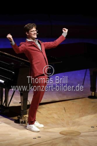 Deutsche Musikkabarettist Bodo Wartke gastiert mit seinem Programm 