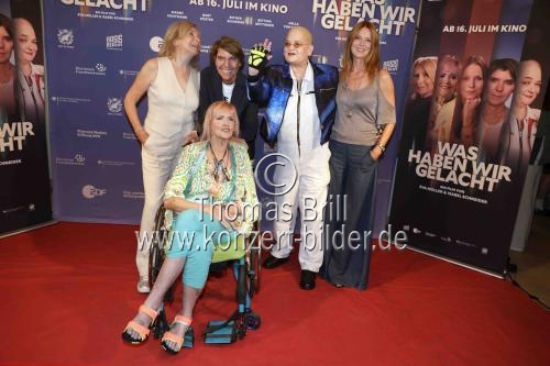 Premiere für „Was haben wir gelacht“ mit Hella von Sinnen, Esther Schweins, Maren Kroymann, Gaby Köster, Bettina Böttinger, den Regisseurinnen Eva Müller & Isabel Schneider sowie Produzentim Uschi Feldges im Filmpalsat Köln (&copy; Thomas Brill)