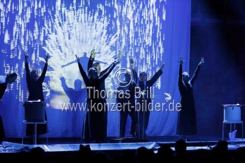 Ensemble spielt das Stück 