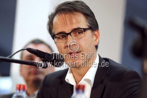 Uwe Eric Laufenberg, Patrick Wasserbauer, Georg Quander und Karin Beier bei der Pressekonferenz über die derzeitige finanzielle Situation der städtischen Bühnen im Foyer des Schauspiel Köln (&copy; Thomas Brill)
