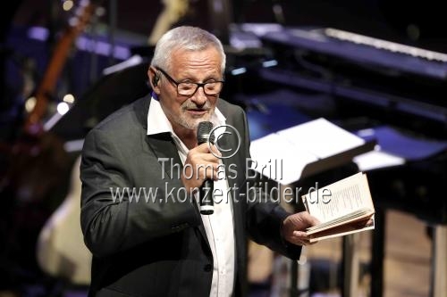 Deutscher Liedermacher Konstantin Wecker gastiert in Begleitung des Kammerorchester der Bayerischen Philharmonie unter der Leitung von Mark Mast auf seiner 