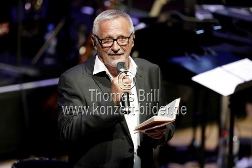 Deutscher Liedermacher Konstantin Wecker gastiert in Begleitung des Kammerorchester der Bayerischen Philharmonie unter der Leitung von Mark Mast auf seiner 