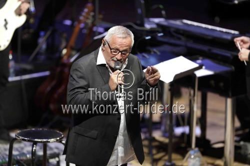 Deutscher Liedermacher Konstantin Wecker gastiert in Begleitung des Kammerorchester der Bayerischen Philharmonie unter der Leitung von Mark Mast auf seiner 