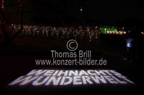 Die Weihnachts Wunderwelt im Schlosspark Schloss Benrath läd mit einigen Lichtilluminationen vom 16. November 2023 bis zum 01. Januar 2024 zu Spaziergängen durch den Lichtergarten ein (&copy; Thomas Brill)