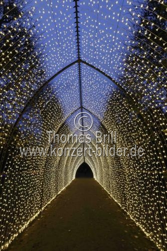 Die Weihnachts Wunderwelt im Schlosspark Schloss Benrath läd mit einigen Lichtilluminationen vom 16. November 2023 bis zum 01. Januar 2024 zu Spaziergängen durch den Lichtergarten ein (&copy; Thomas Brill)