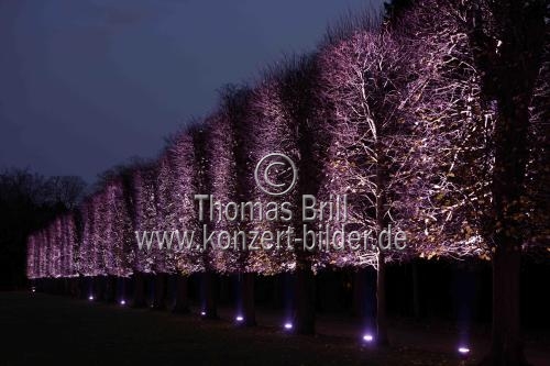 Die Weihnachts Wunderwelt im Schlosspark Schloss Benrath läd mit einigen Lichtilluminationen vom 16. November 2023 bis zum 01. Januar 2024 zu Spaziergängen durch den Lichtergarten ein (&copy; Thomas Brill)