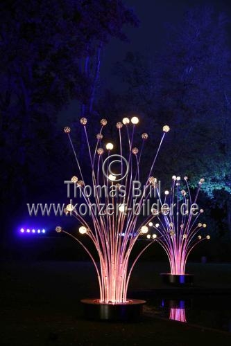 Die Weihnachts Wunderwelt im Schlosspark Schloss Benrath läd mit einigen Lichtilluminationen vom 16. November 2023 bis zum 01. Januar 2024 zu Spaziergängen durch den Lichtergarten ein (&copy; Thomas Brill)