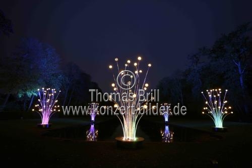 Die Weihnachts Wunderwelt im Schlosspark Schloss Benrath läd mit einigen Lichtilluminationen vom 16. November 2023 bis zum 01. Januar 2024 zu Spaziergängen durch den Lichtergarten ein (&copy; Thomas Brill)