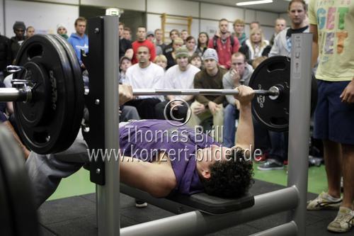 Weihnachtsbankdrücken 2009 im Kraftraum des Schwimmzentrums der Deutschen Sporthochschule Köln (&copy; Thomas Brill)