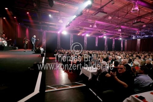 Deutsche Musiker Tommy Engel gastiert mit seiner „Weihnachtsengel“-Show in der Kölner Motorworld (© Thomas Brill)