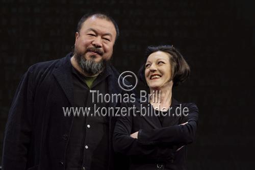 Deutsche Schriftstellerin Herta Müller trifft den chinesischen Desidenten Ai Weiwei bei der lit.COLOGNE 2010 im Schauspielhaus Köln (© Thomas Brill)