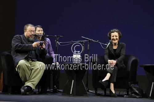 Deutsche Schriftstellerin Herta Müller trifft den chinesischen Desidenten Ai Weiwei bei der lit.COLOGNE 2010 im Schauspielhaus Köln (© Thomas Brill)
