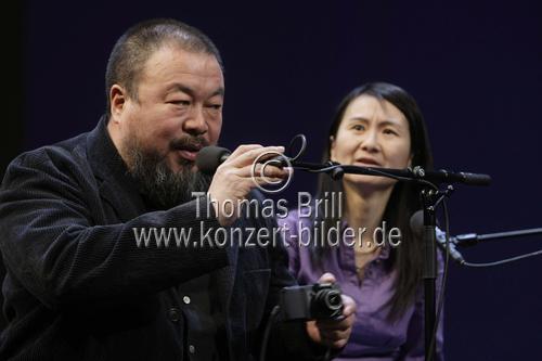 Deutsche Schriftstellerin Herta Müller trifft den chinesischen Desidenten Ai Weiwei bei der lit.COLOGNE 2010 im Schauspielhaus Köln (© Thomas Brill)