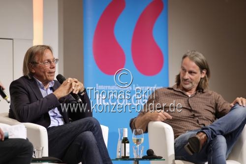 Deutsche Sozialpsychologe Harald Welzer und der deutsche Philosoph Richard David Precht diskutieren über die Medien, die als 