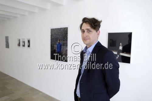 Direktor des Kölnischen Kunstvereins Moritz Wesseler verabschiedet sich mit dem Buch und der Ausstellung von 31 Portraits von Albrecht Fuchs vom Kölnischer Kunstverein - Die Brücke Köln (© Thomas Brill)