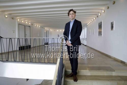 Direktor des Kölnischen Kunstvereins Moritz Wesseler verabschiedet sich mit dem Buch und der Ausstellung von 31 Portraits von Albrecht Fuchs vom Kölnischer Kunstverein - Die Brücke Köln (© Thomas Brill)