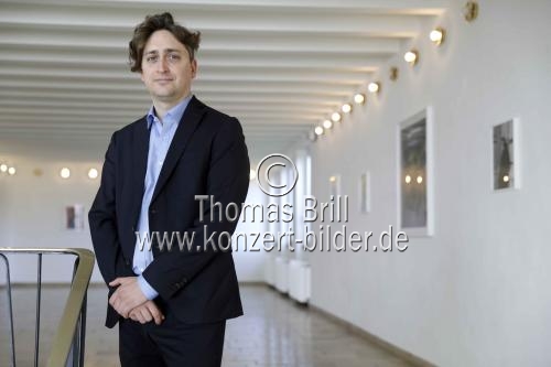 Direktor des Kölnischen Kunstvereins Moritz Wesseler verabschiedet sich mit dem Buch und der Ausstellung von 31 Portraits von Albrecht Fuchs vom Kölnischer Kunstverein - Die Brücke Köln (© Thomas Brill)