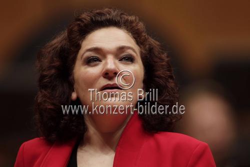 Amerikanische Dirigent David Zinman leitet das Königliches Concertgebouworchester Amsterdam in Begleitung der schweizer Mezzosopranistin Maria Riccarda Wesseling in der Philharmonie Köln (&copy; Thomas Brill)