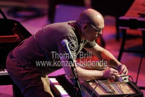 Norwegische Jazz-Pianist Bugge Wesseltoft und der deutsche Deep-House-Künstler Henrik Schwarz Duo gastiert in der Philharmonie Köln (&copy; Thomas Brill)