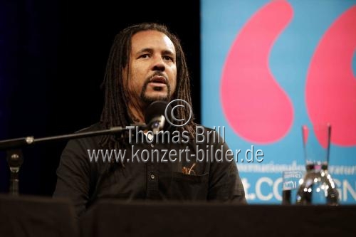 Amerikanische Schriftsteller Colson Whitehead und der deutsche Schauspieler Jens Harzer diskutieren über das Whiteheads neuen Roman 