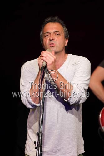Deutsche Liedermacher Götz Widmann gastiert in Begleitung der Band Billy Rückwärts auf seiner 