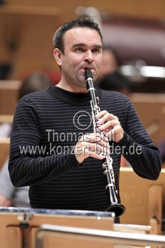 Deutsche Klarinettist Jörg Widmann gastiert in Begleitung des Gürzenich-Orchester Köln unter der Leitung des französischen Dirigenten François-Xavier Roth in der Philharmonie Köln (© Thomas Brill)