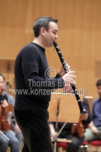 Deutsche Klarinettist Jörg Widmann gastiert in Begleitung des Gürzenich-Orchester Köln unter der Leitung des französischen Dirigenten François-Xavier Roth in der Philharmonie Köln (© Thomas Brill)