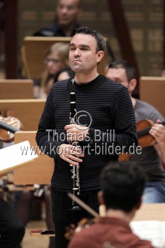 Deutsche Klarinettist Jörg Widmann gastiert in Begleitung des Gürzenich-Orchester Köln unter der Leitung des französischen Dirigenten François-Xavier Roth in der Philharmonie Köln (© Thomas Brill)