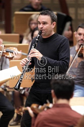Deutsche Klarinettist Jörg Widmann gastiert in Begleitung des Gürzenich-Orchester Köln unter der Leitung des französischen Dirigenten François-Xavier Roth in der Philharmonie Köln (© Thomas Brill)