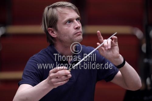 Niederländische Dirigent Bas Wiegers leitet das Staatliches Symphonieorchester Estland in der Philharmonie Köln (&copy; Thomas Brill)
